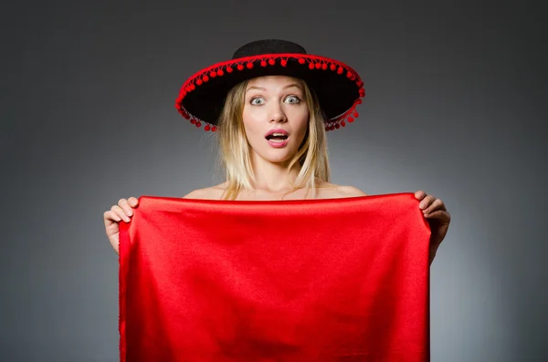 Kvinna bär sombrero hatt i roligt koncept — Stockfoto