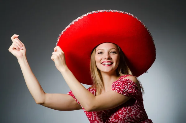 Donna con cappello sombrero — Foto Stock