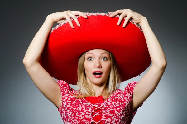 Kvinnan bär sombrero hatt — Stockfoto