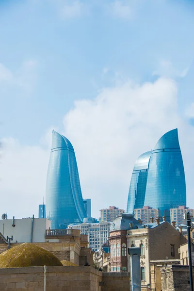 Vista de Bakú con edificios modernos y la ciudad vieja —  Fotos de Stock