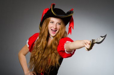 Keskin bıçaklı kadın korsan