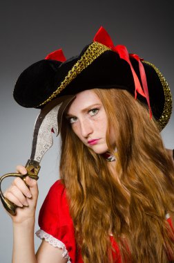 Keskin bıçaklı kadın korsan