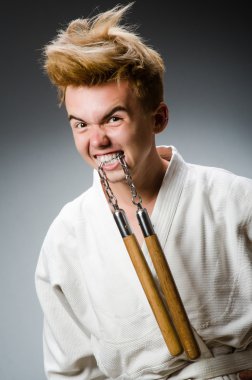 Mınçıkalı komik bir karate dövüşçüsü.