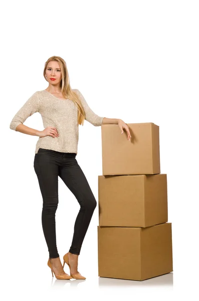 白い家に隔離された新しい家に移転ボックスを持つ女性 — ストック写真