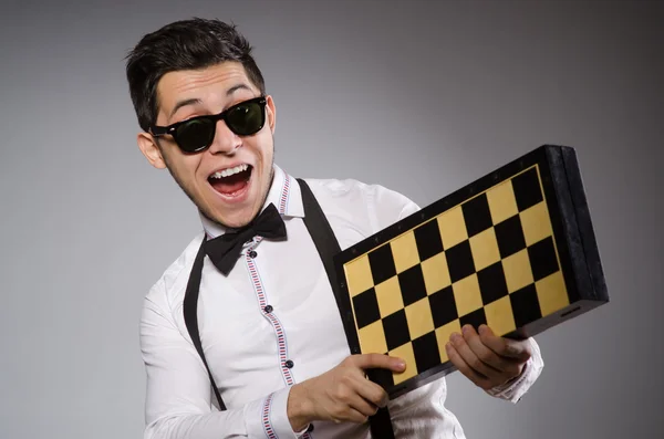 Joueur d'échecs drôle avec plateau — Photo