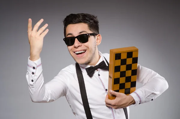 Joueur d'échecs drôle avec plateau — Photo