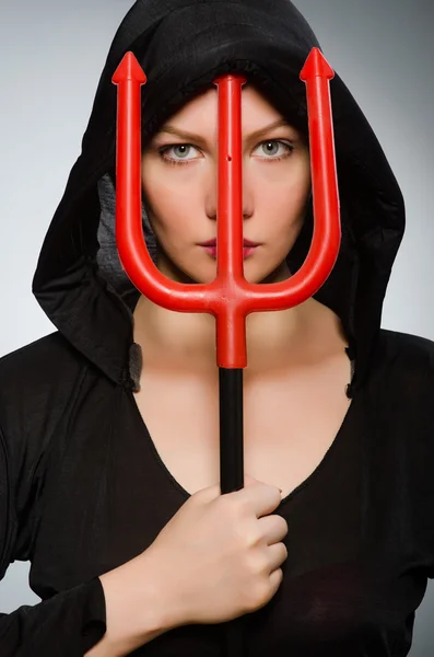 Concepto de Halloween con mujer sosteniendo horquilla — Foto de Stock