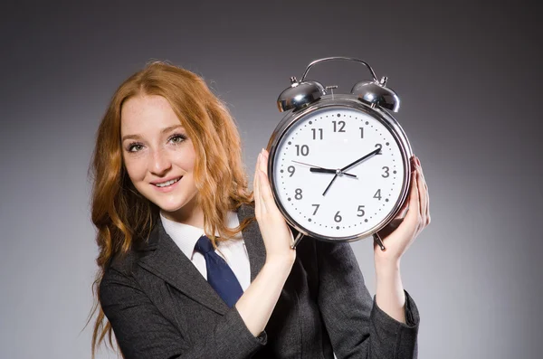 Empresaria con reloj llegando tarde a sus entregas — Foto de Stock