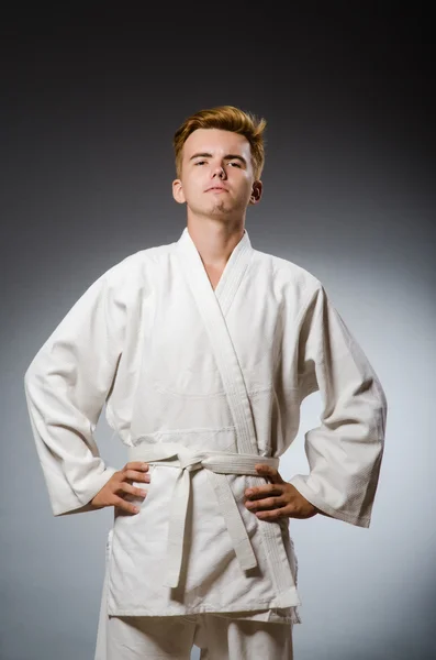 Zabawny zawodnik karate w białym kimono. — Zdjęcie stockowe