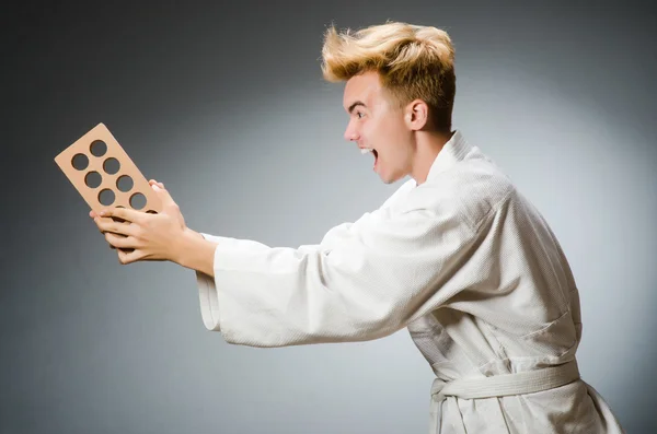 Engraçado karatê lutador com tijolo de barro — Fotografia de Stock