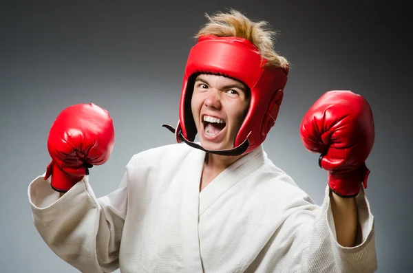 Boxeador divertido contra fondo oscuro —  Fotos de Stock