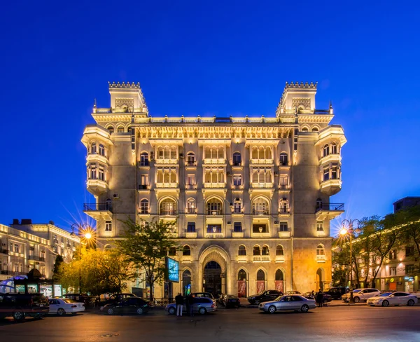 Illuminated building in the city center — Stock Photo, Image