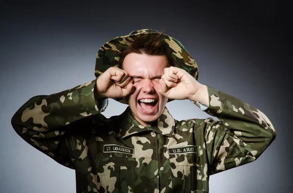 Lustiger Soldat im militärischen Konzept — Stockfoto