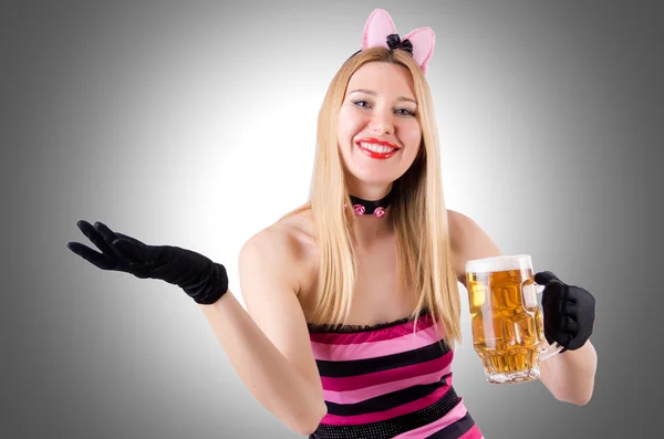 Mulher com cerveja isolada em branco — Fotografia de Stock