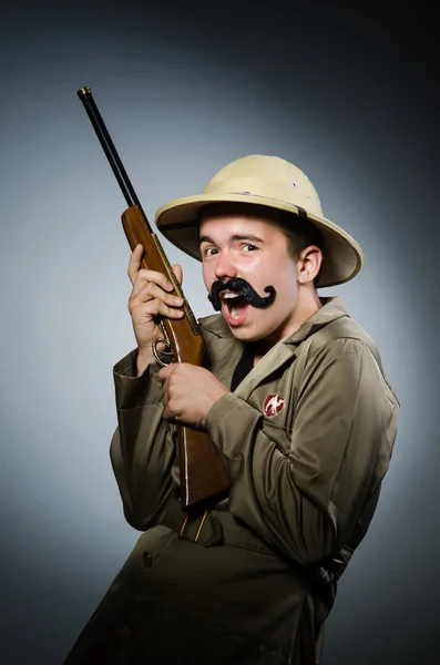 Hombre en sombrero de safari en concepto de caza —  Fotos de Stock