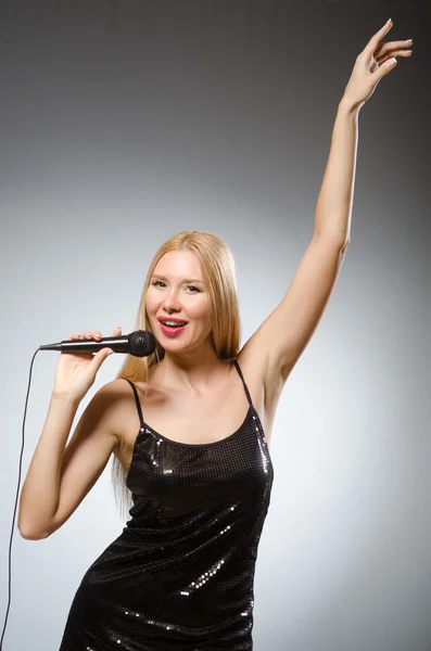 Mulher cantando no clube de karaoke — Fotografia de Stock