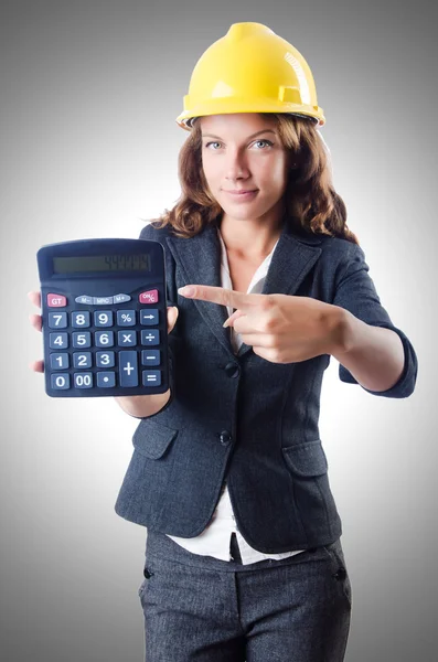 Construtora feminina com calculadora — Fotografia de Stock