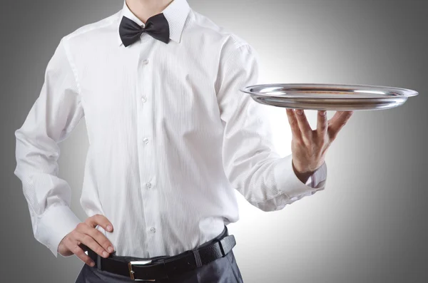 Cameriere giovane con vassoio argento — Foto Stock