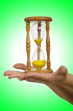 üzerine beyaz kum saati tutan el