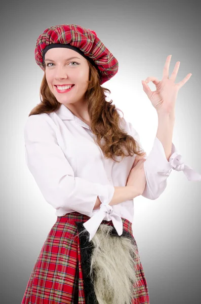 Νεαρή γυναίκα στην παραδοσιακή σκωτσέζικη ενδυμασία — Φωτογραφία Αρχείου