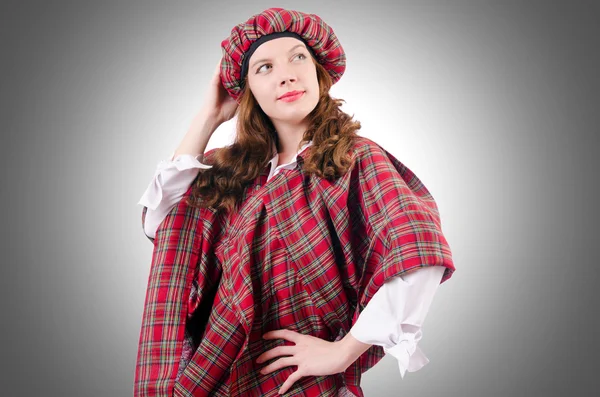 Jeune femme dans les vêtements écossais traditionnels — Photo