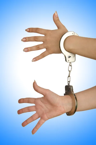 Руки в наручниках на белом фоне — стоковое фото