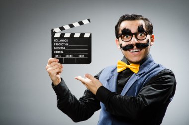 Komik adam film alkışını tutuyor.