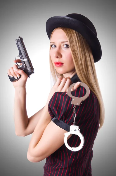 Kvinnan gangster med pistol — Stockfoto