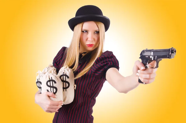 Vrouw gangster met pistool en geld — Stockfoto