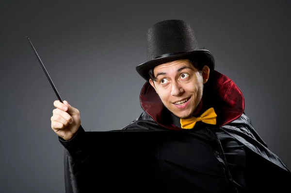Homme magicien drôle avec baguette et chapeau — Photo