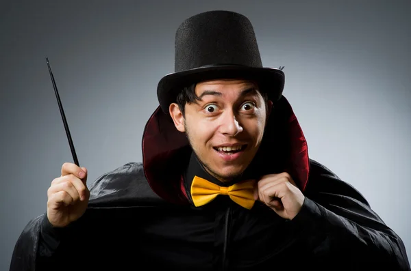Homme magicien drôle avec baguette et chapeau — Photo