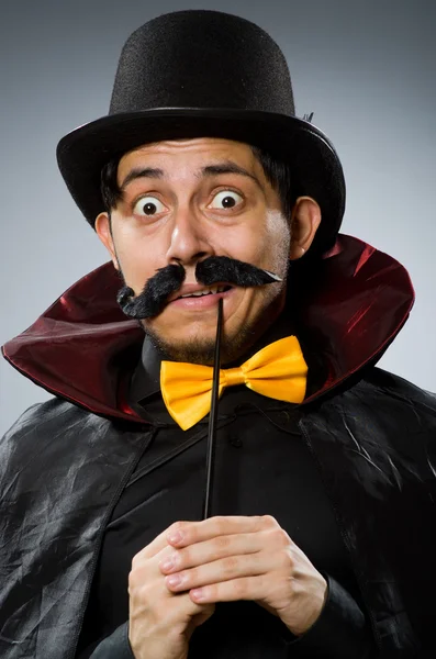 Homme magicien drôle avec baguette et chapeau — Photo