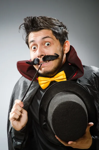 Homme magicien drôle avec baguette et chapeau — Photo