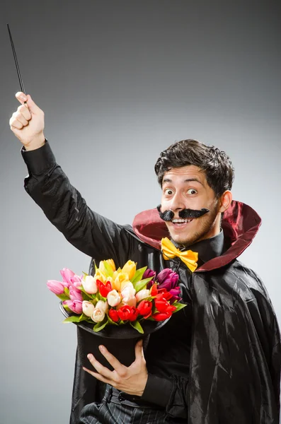 Hombre mago divertido con varita y sombrero —  Fotos de Stock