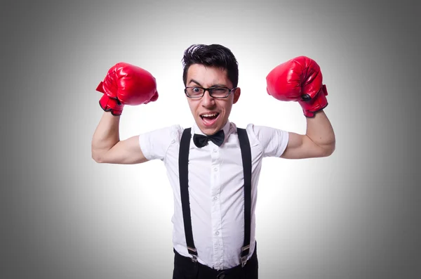 Смешной человек в красных боксёрских перчатках — стоковое фото
