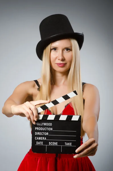 Frau mit Filmtafel trägt Vintage-Hut — Stockfoto