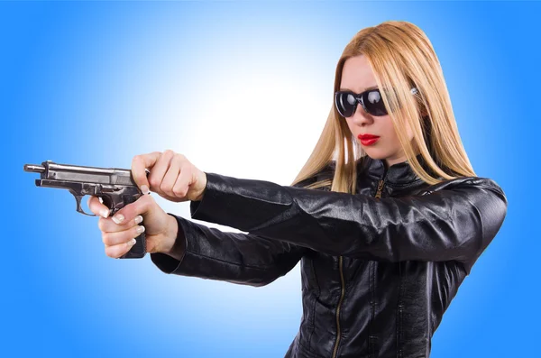 Femme en costume en cuir avec arme de poing — Photo