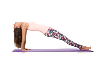 Beyazlar üzerinde izole edilmiş spor egzersizleri yapan genç kadın.