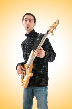 Gitar çalan genç adam