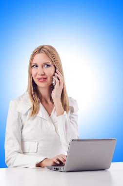 laptop beyaz kadınla