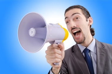 man schreeuwen en schreeuwen met luidspreker