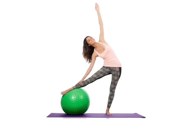 Jovem mulher se exercitando com bola suíça — Fotografia de Stock
