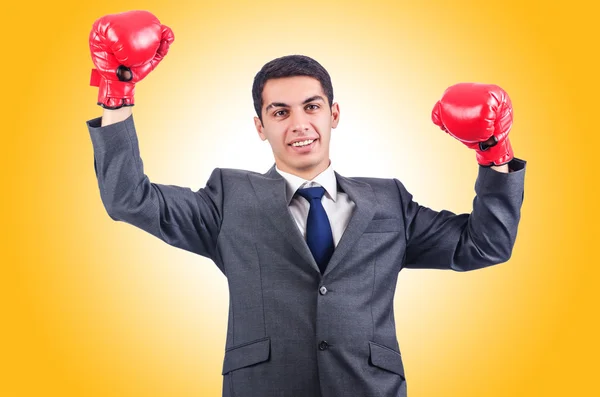 Joven empresario con guantes de boxeo —  Fotos de Stock