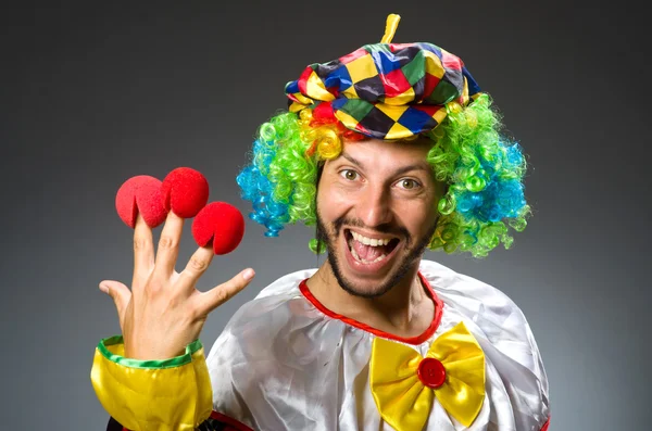 Payaso divertido en traje colorido — Foto de Stock