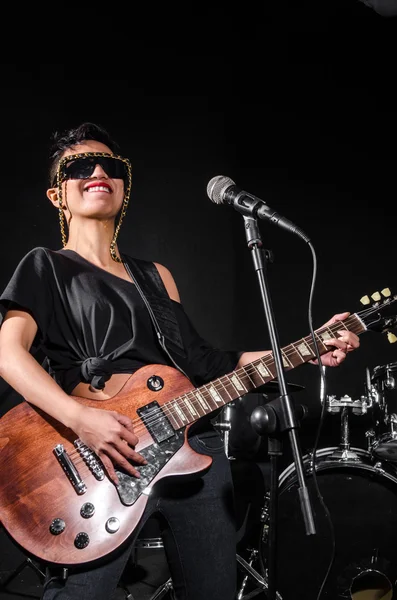 Mujer joven tocando la guitarra — Foto de Stock