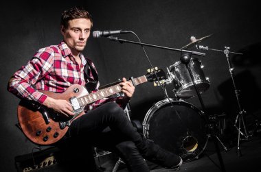 Konser sırasında gitarlı adam