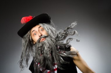 Uzun sakallı komik korsan