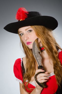 Keskin bıçaklı kadın korsan