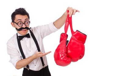 Beyaz arka planda izole edilmiş komik boksör