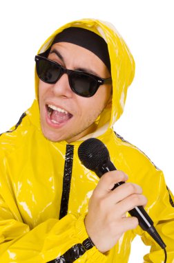 Beyaz mikrofonlu komik sanatçı.